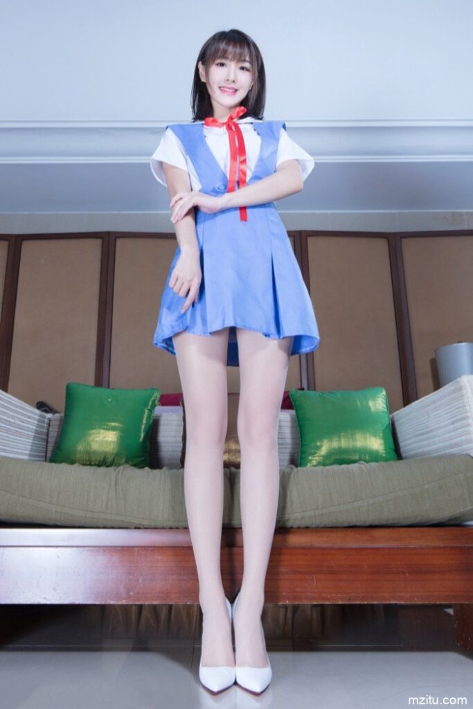 台湾妹子好甜美，一双大白腿让人移不开眼！-艾米图库