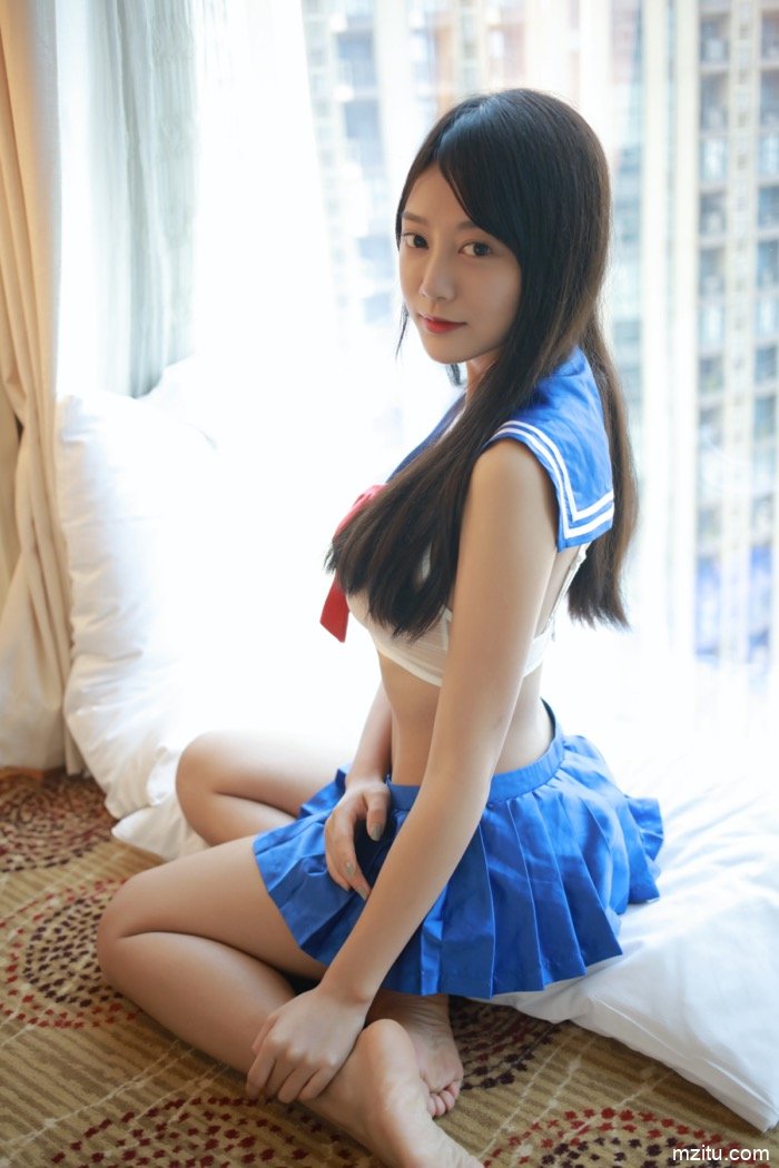 高颜值国产美女何嘉颖JK制服私房图片，漂亮又养眼(3)