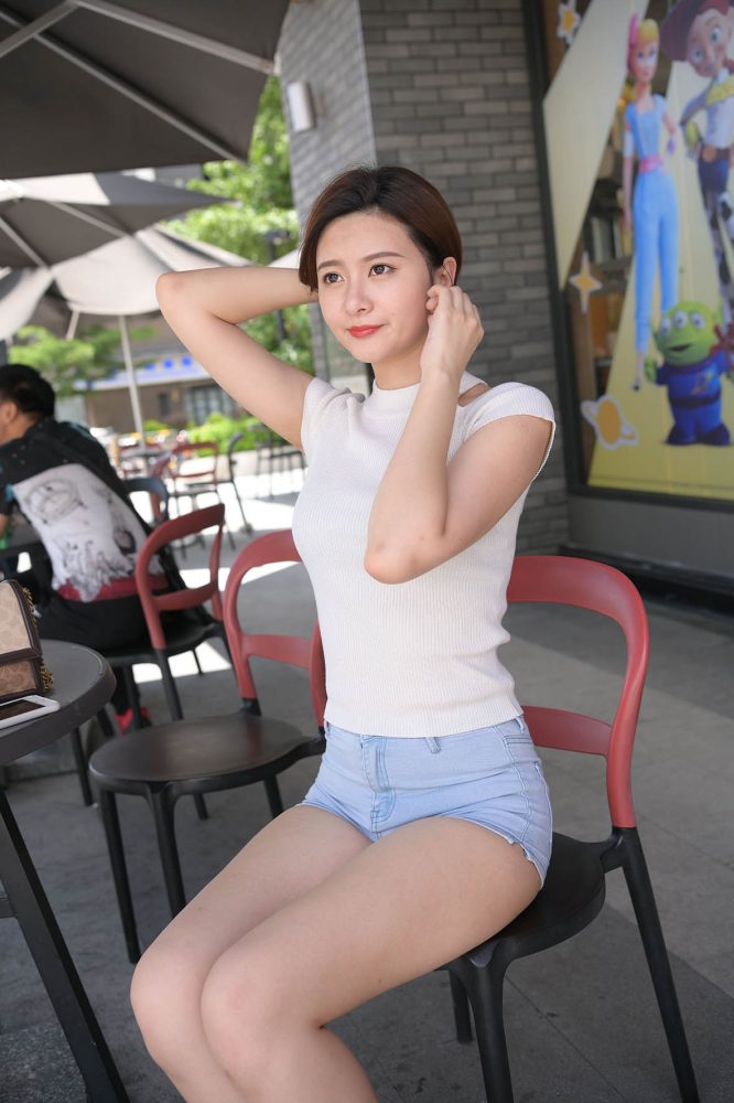 短发牛仔的漂亮女生【2.4G】-艾米图库