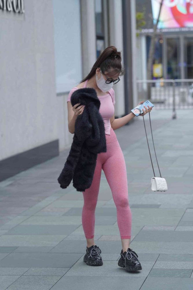 粉红色瑜伽裤的眼镜妹妹【93P】04019-艾米图库