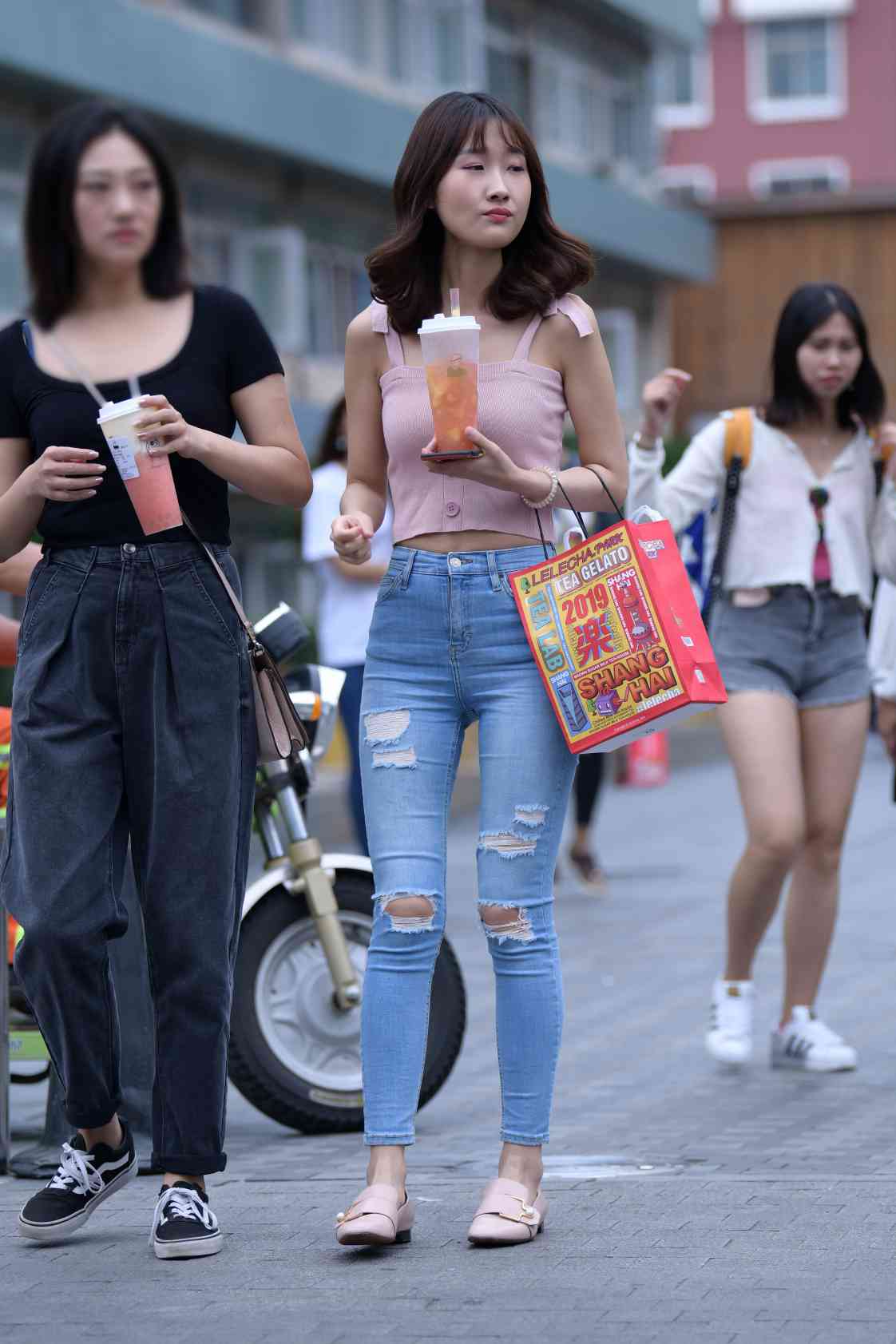图片[2]-【免费】紧身牛仔裤女生【18P】04014-艾米图库