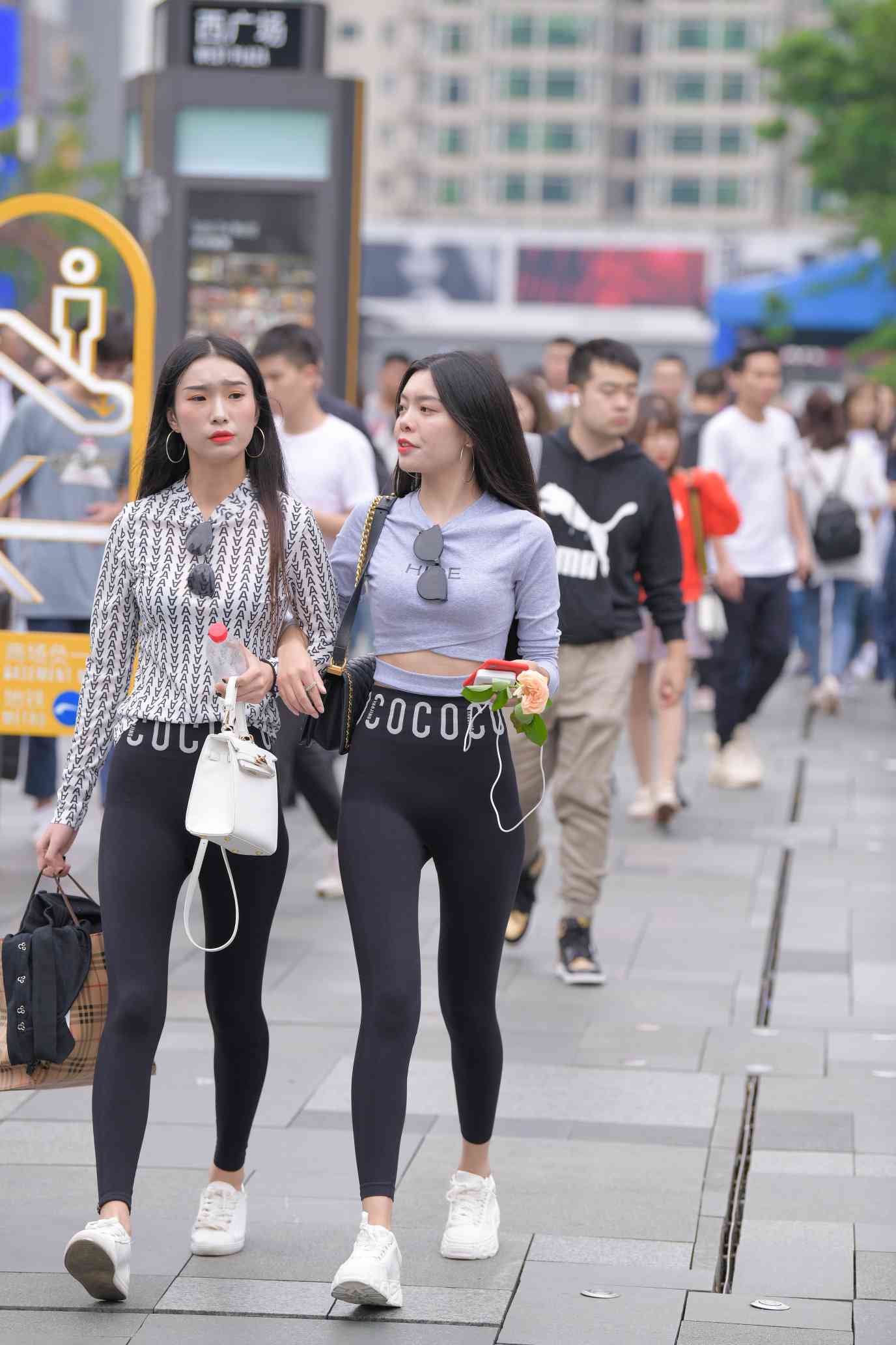 图片[2]-【免费】逛街的两个瑜伽裤姑娘【40P】04030-艾米图库