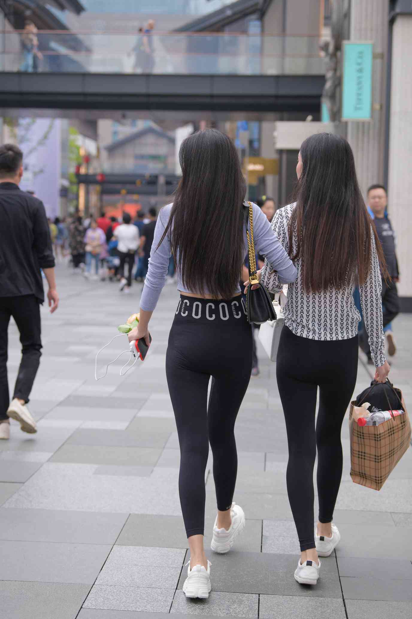 图片[3]-【免费】逛街的两个瑜伽裤姑娘【40P】04030-艾米图库