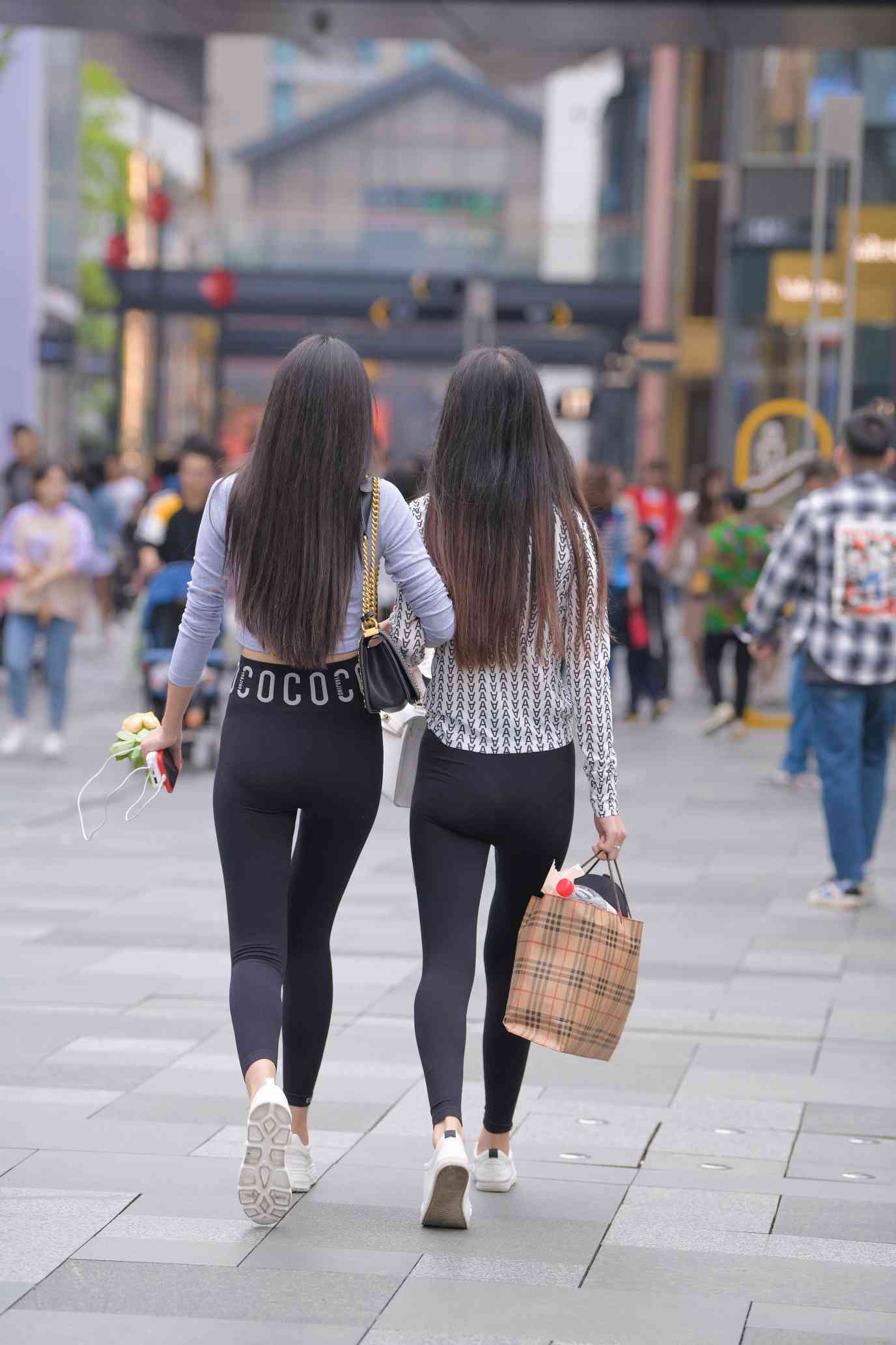 图片[4]-【免费】逛街的两个瑜伽裤姑娘【40P】04030-艾米图库