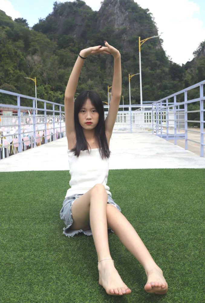 坐在草地上的长发女孩【172P】20012-艾米图库