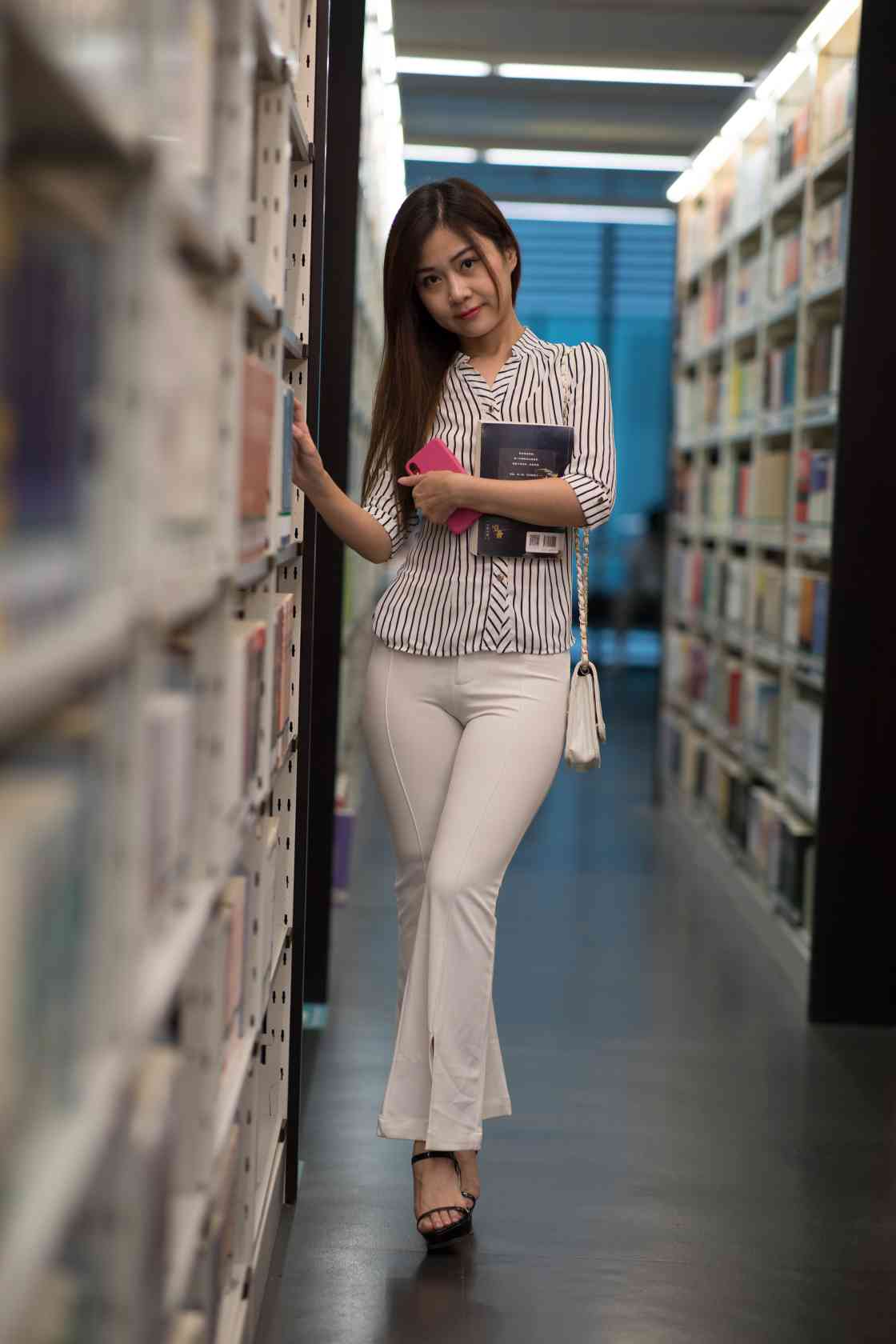 图片[5]-逛书店的白色紧身裤女孩【450P】04040-艾米图库