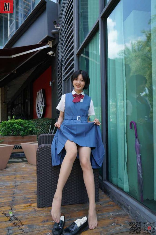 一副学生模样的短发姑娘【112P】20023-艾米图库