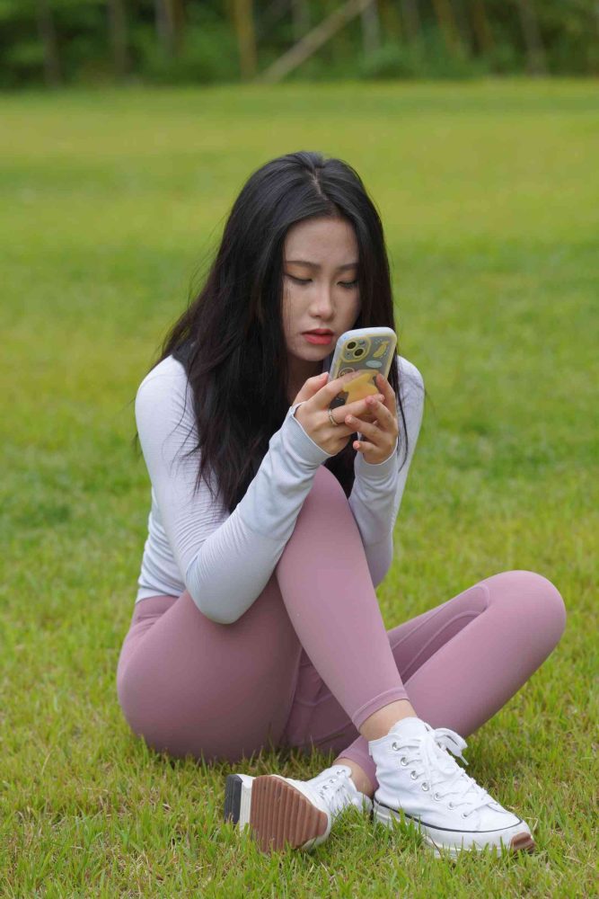 坐在草地玩手机的瑜伽姑娘【733P】04012-艾米图库