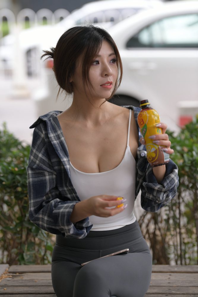 喝饮料的瑜伽裤女孩J2242 383P1V-17.5GB-艾米图库
