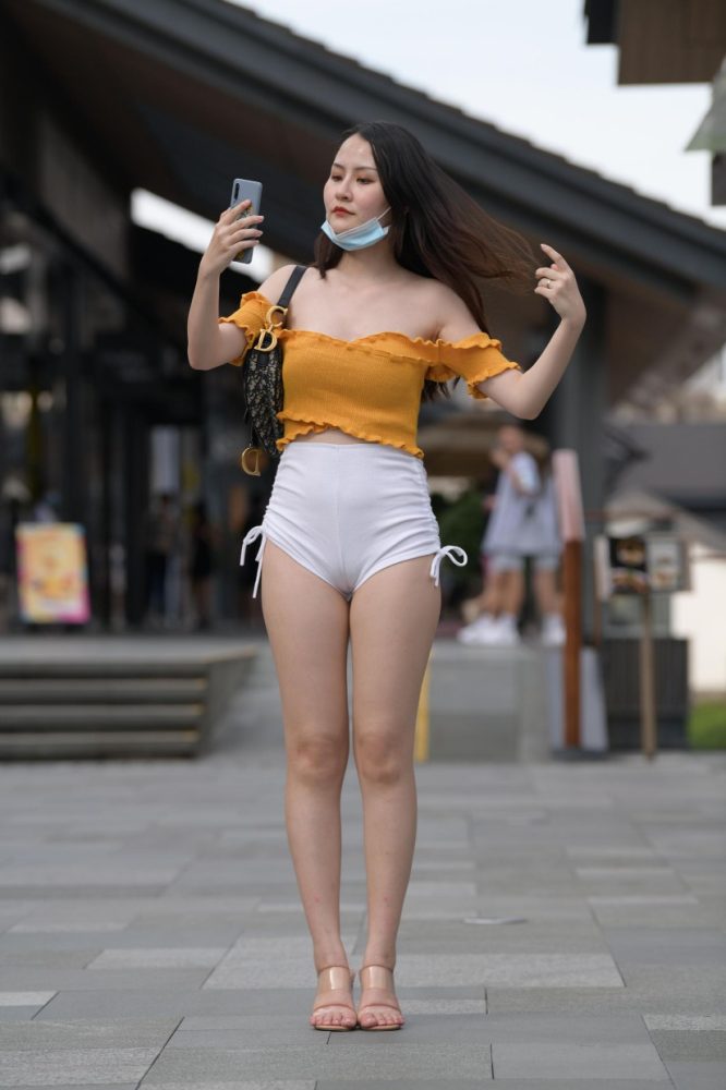 高腰白色短裤的漂亮女孩【767P】00065-艾米图库