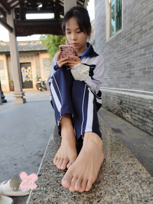 【免费】专心致志玩手机的女孩【42P】20028-艾米图库