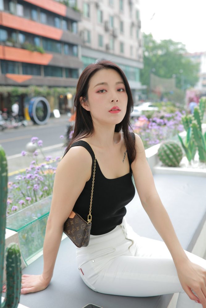 图片[1]-非常漂亮的白色紧身裤女孩J2055 895P2V-24.5GB-艾米图库