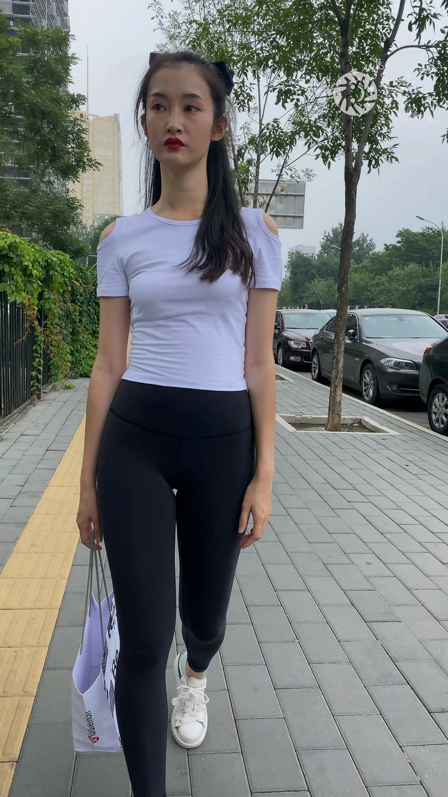 图片[1]-黑色瑜伽裤逛街的女孩J4000 MP4-7.76GB-艾米图库