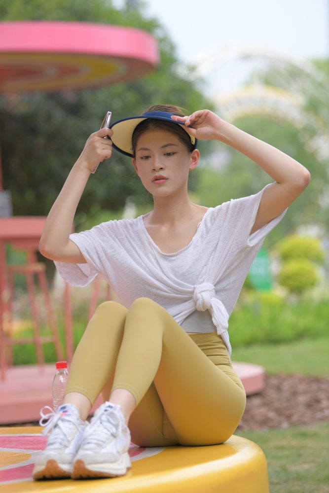戴着遮阳帽的瑜伽裤女孩J2965 796P1V-27.1GB-艾米图库