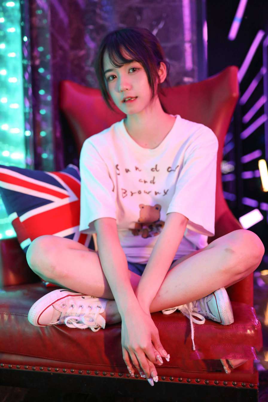 图片[2]-KTV里唱歌的长腿帆布鞋女孩【102P】20015-艾米图库