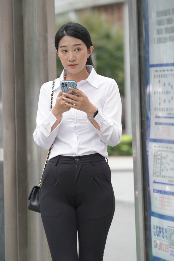 图片[3]-等公交的制服女人J2130 976P2V-29.5GB-艾米图库