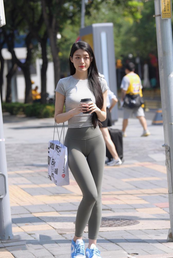 在外面逛街的瑜伽裤女孩J2240 449P1V-16.7GB-艾米图库