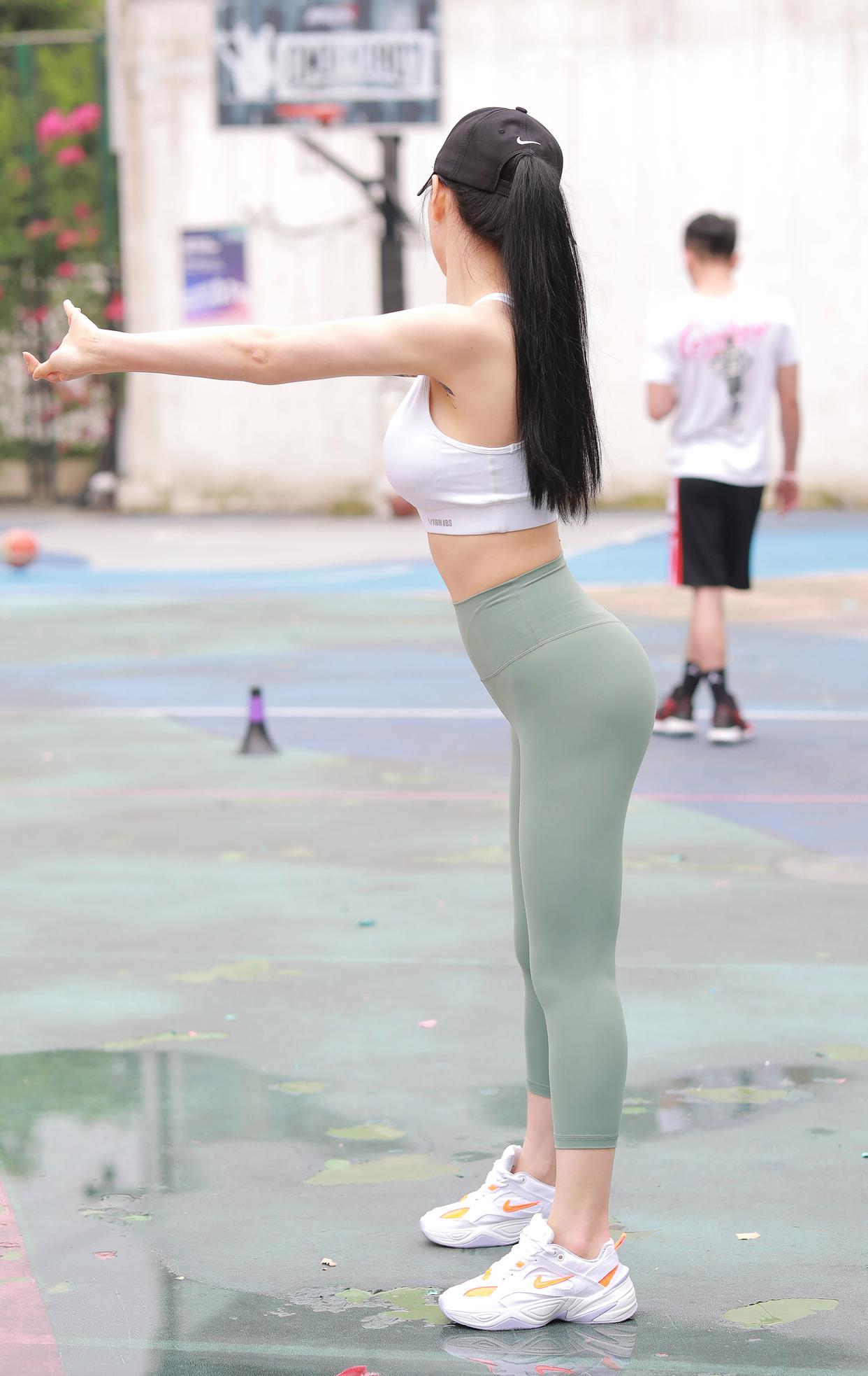 图片[1]-打扮很休闲的瑜伽裤女孩 J1600 415P3V-10.4GB-艾米图库