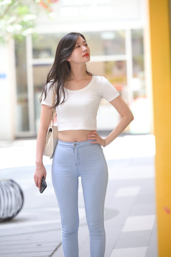 图片[2]-正在逛街的紧身牛仔裤女孩J1815 1112P1V-30.2GB-艾米图库