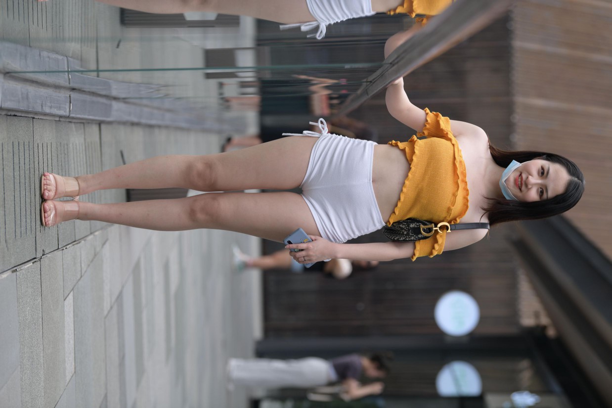 图片[2]-高腰白色短裤的漂亮女孩【767P】00065-艾米图库