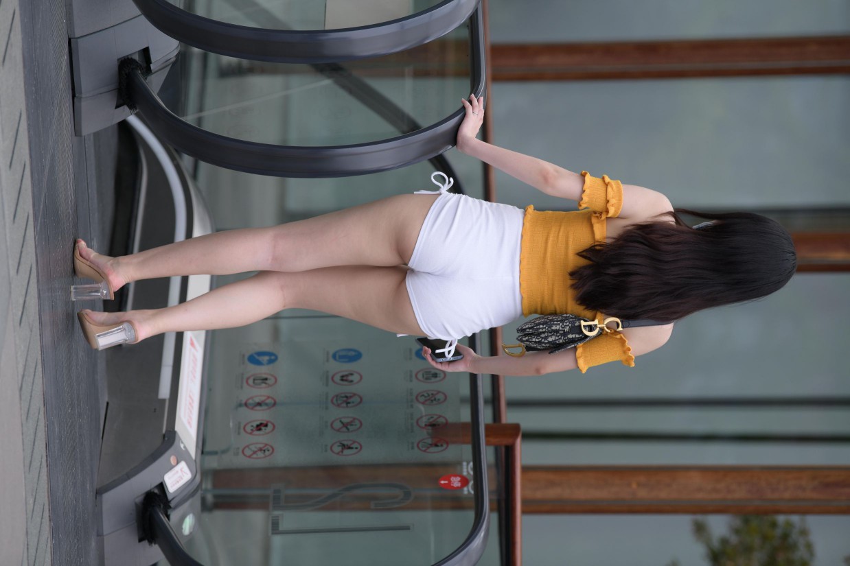 图片[3]-高腰白色短裤的漂亮女孩【767P】00065-艾米图库