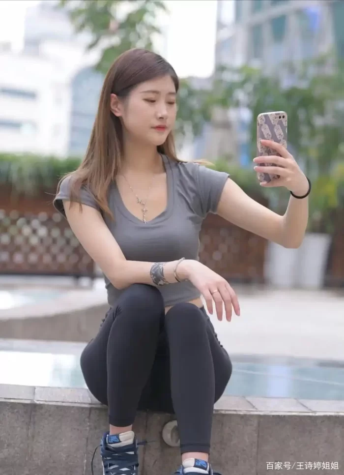 图片[2]-有小虎牙非常甜美的瑜伽裤女孩-艾米图库