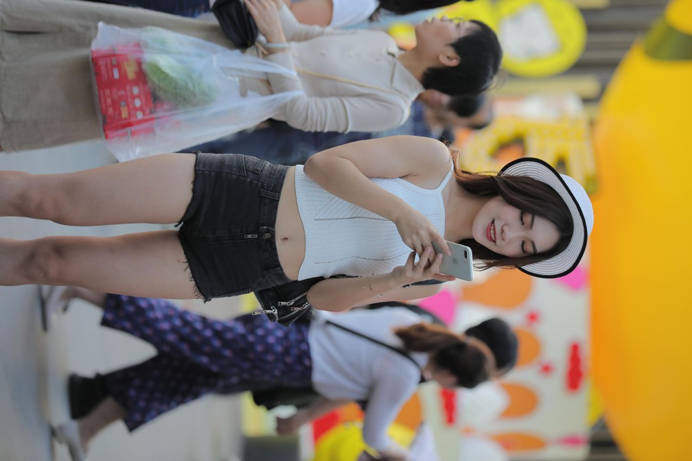 图片[2]-非常时尚阳光的牛仔热裤女孩【808P】00064-艾米图库