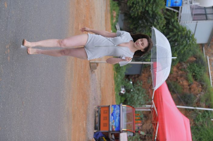 阴雨天在海边骑车的长发女人【156P】00044-艾米图库