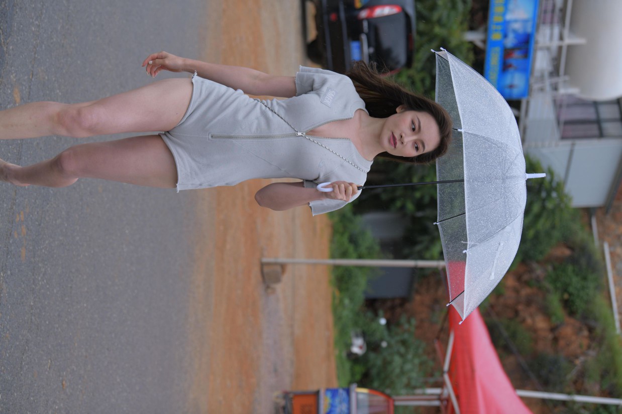 图片[5]-阴雨天在海边骑车的长发女人【156P】00044-艾米图库