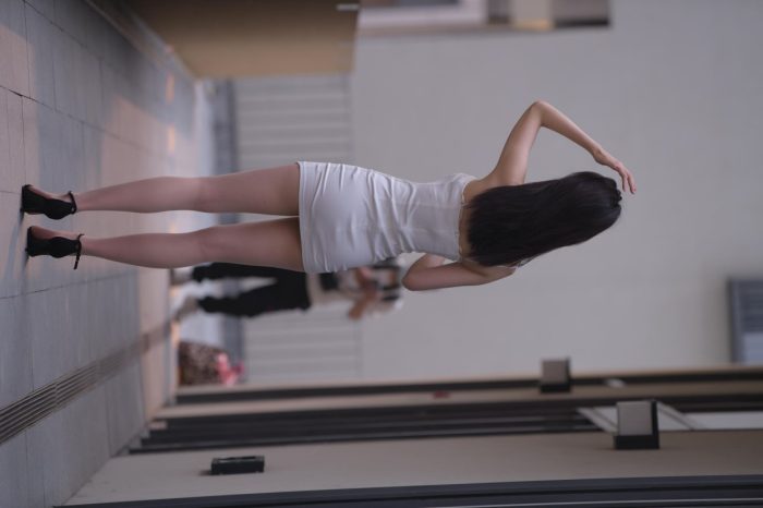 长发女孩紧身短裙特别显身材【245P】00040-艾米图库