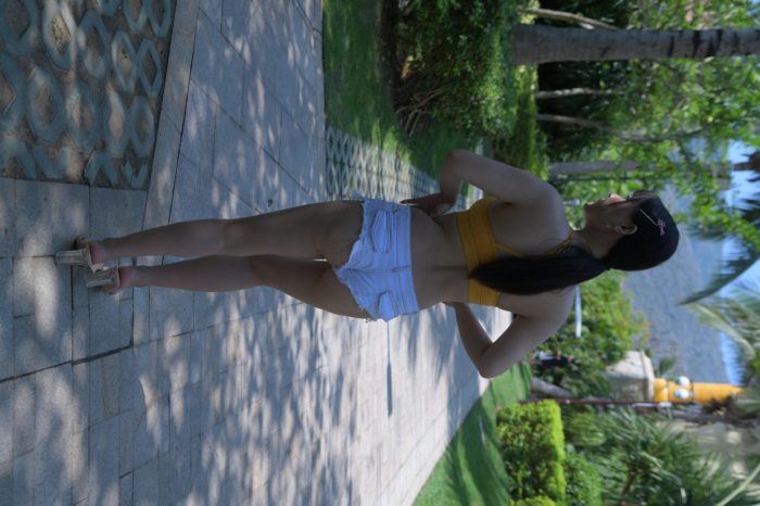 在海南度假的紧身白色短裤女孩【202P】00033-艾米图库