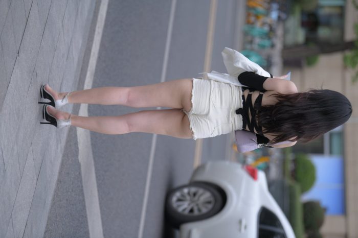 长发飘飘的白色热裤美丽女孩【49P】00029-艾米图库