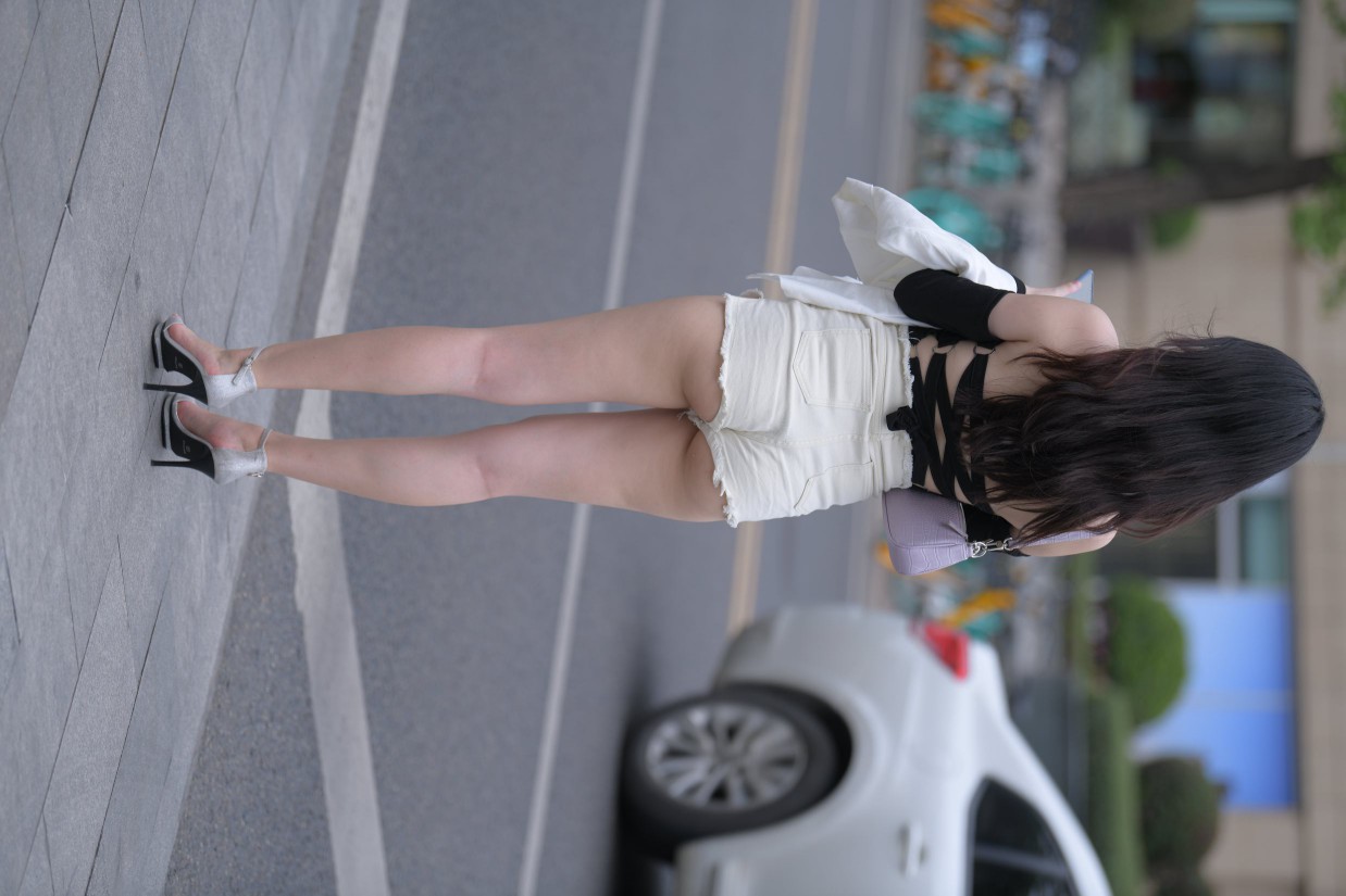 图片[2]-长发飘飘的白色热裤美丽女孩【49P】00029-艾米图库