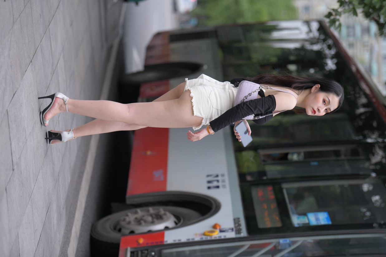 图片[3]-长发飘飘的白色热裤美丽女孩【49P】00029-艾米图库