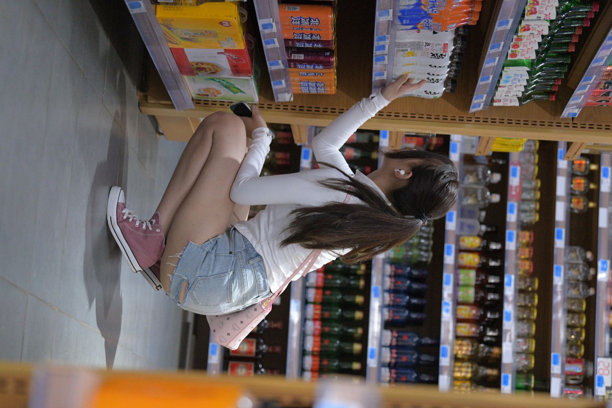 图片[5]-紧身牛仔短裤骑自行车的漂亮女孩【588P】00053-艾米图库