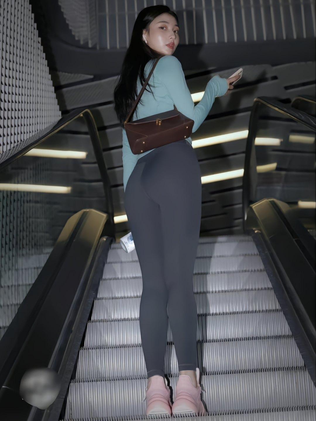 图片[1]-晚上逛商场的瑜伽裤漂亮女孩J2244 225P2V-15.1GB-艾米图库