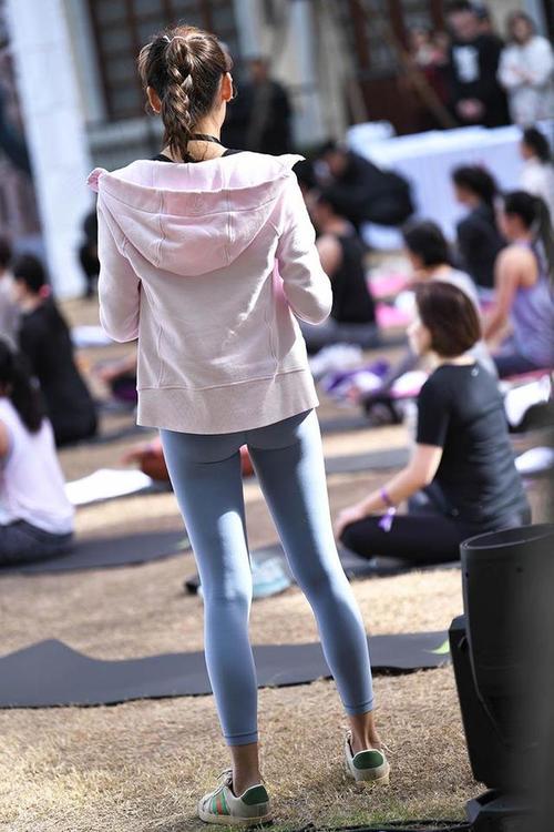 图片[2]-在广场看热闹的瑜伽裤女人-艾米图库