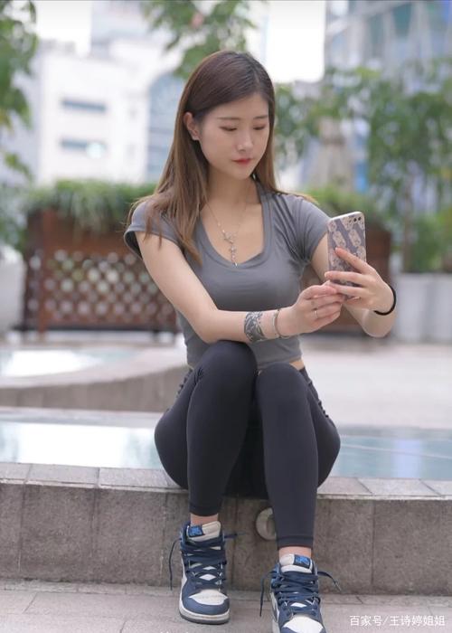 有小虎牙非常甜美的瑜伽裤女孩-艾米图库