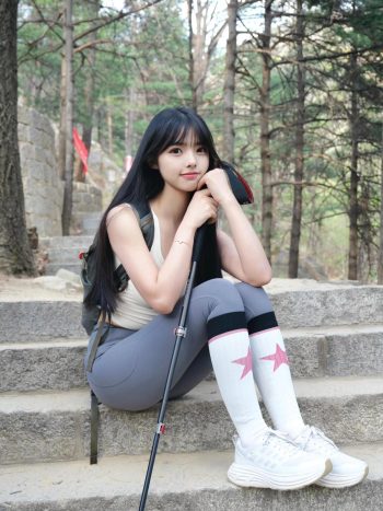 图片[1]-爱爬山的瑜伽裤MM，太甜美了！~-艾米图库