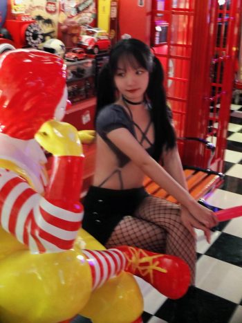图片[3]-网格丝袜的清纯双马尾小姑娘-艾米图库