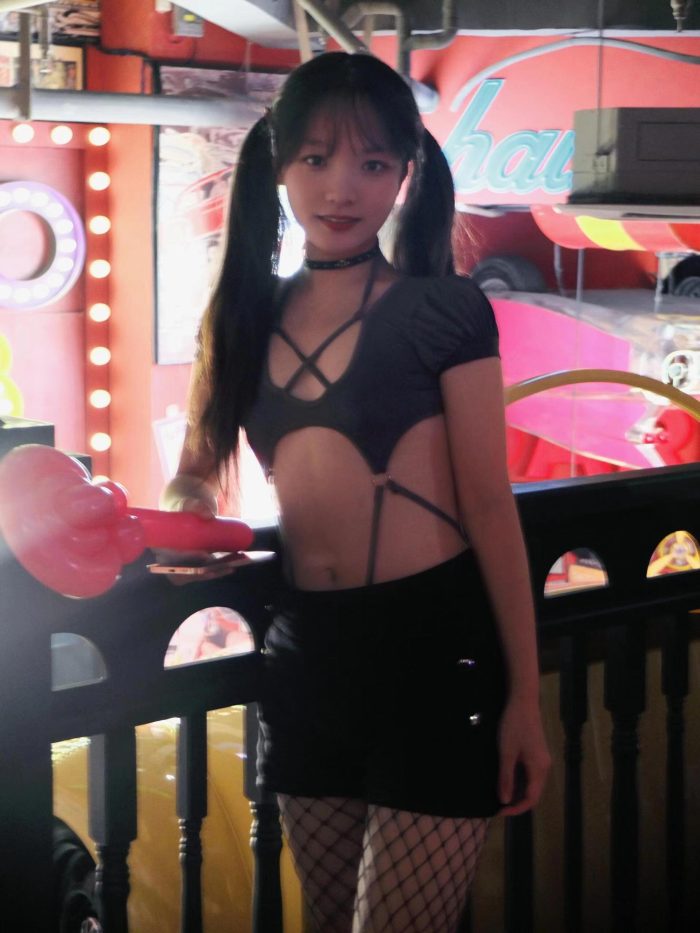 网格丝袜的清纯双马尾小姑娘-艾米图库