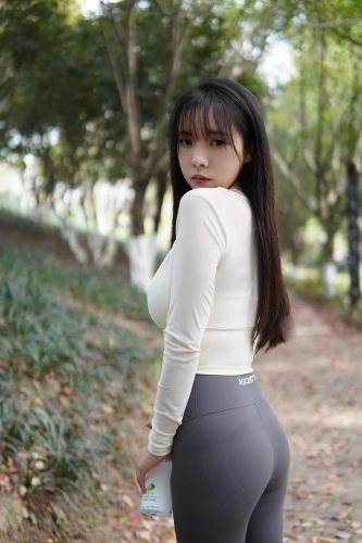 图片[9]-穿瑜伽裤爬山的长发少女-艾米图库
