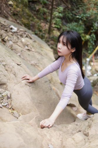 图片[8]-穿瑜伽裤爬山的长发少女-艾米图库
