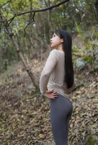 图片[5]-穿瑜伽裤爬山的长发少女-艾米图库