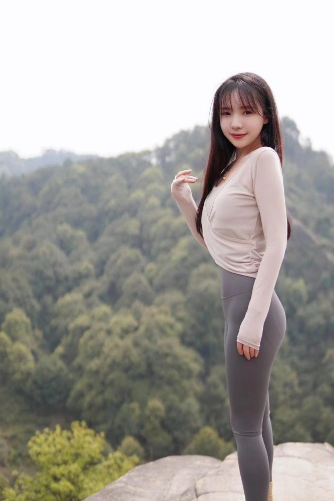 穿瑜伽裤爬山的长发少女-艾米图库