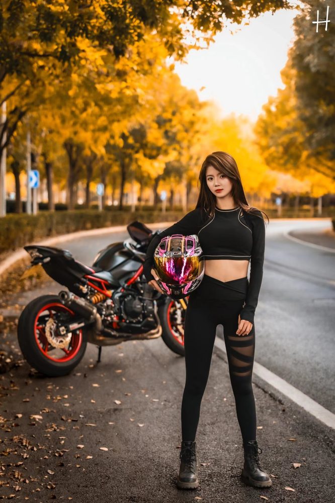 骑摩托车的瑜伽裤美女身材太好了！-艾米图库